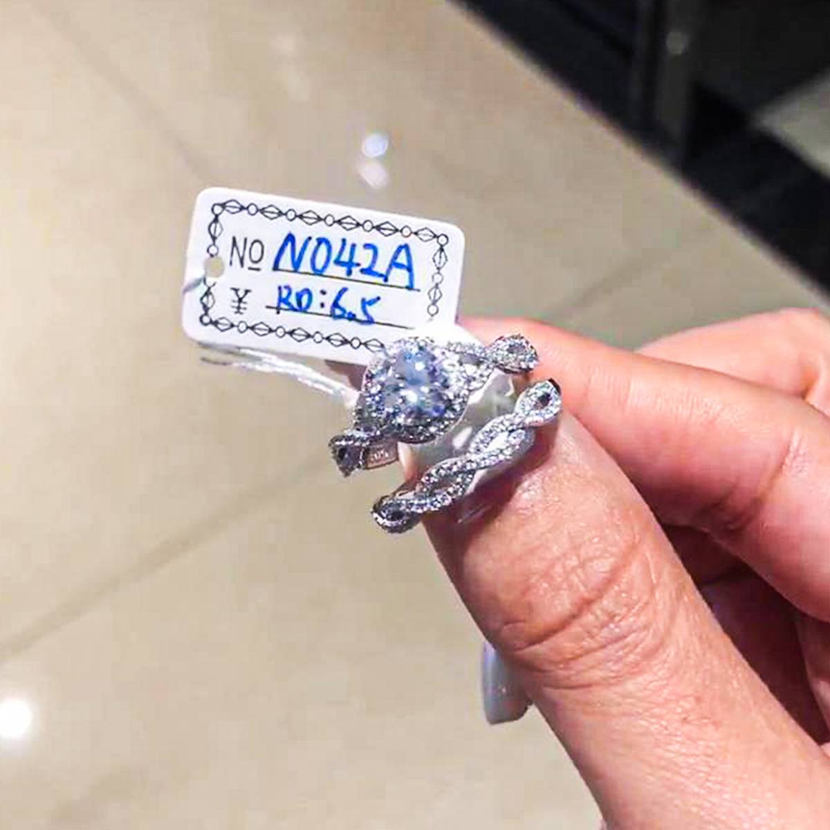 交叉轻奢圆包女戒S925银镀白金主副套戒叠戴定制主石莫桑钻1.0ct/副石高碳钻